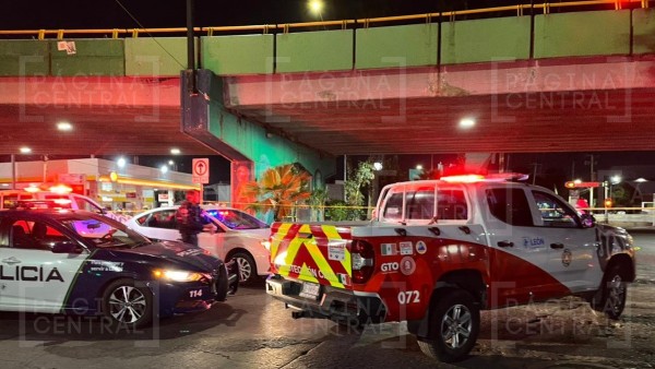 Pareja de motociclistas choca contra un poste en el López Mateos y pierde la vida