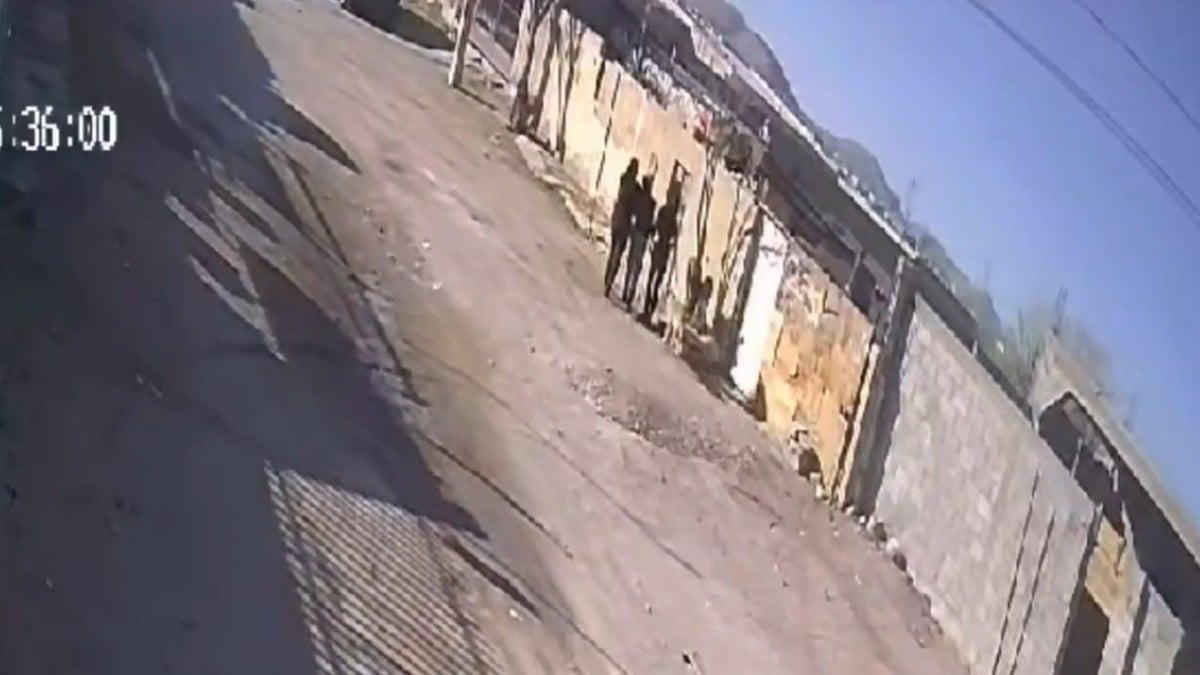 VIDEO Mujer escapa por el techo de una casa; su marido la tuvo encerrada por tres años