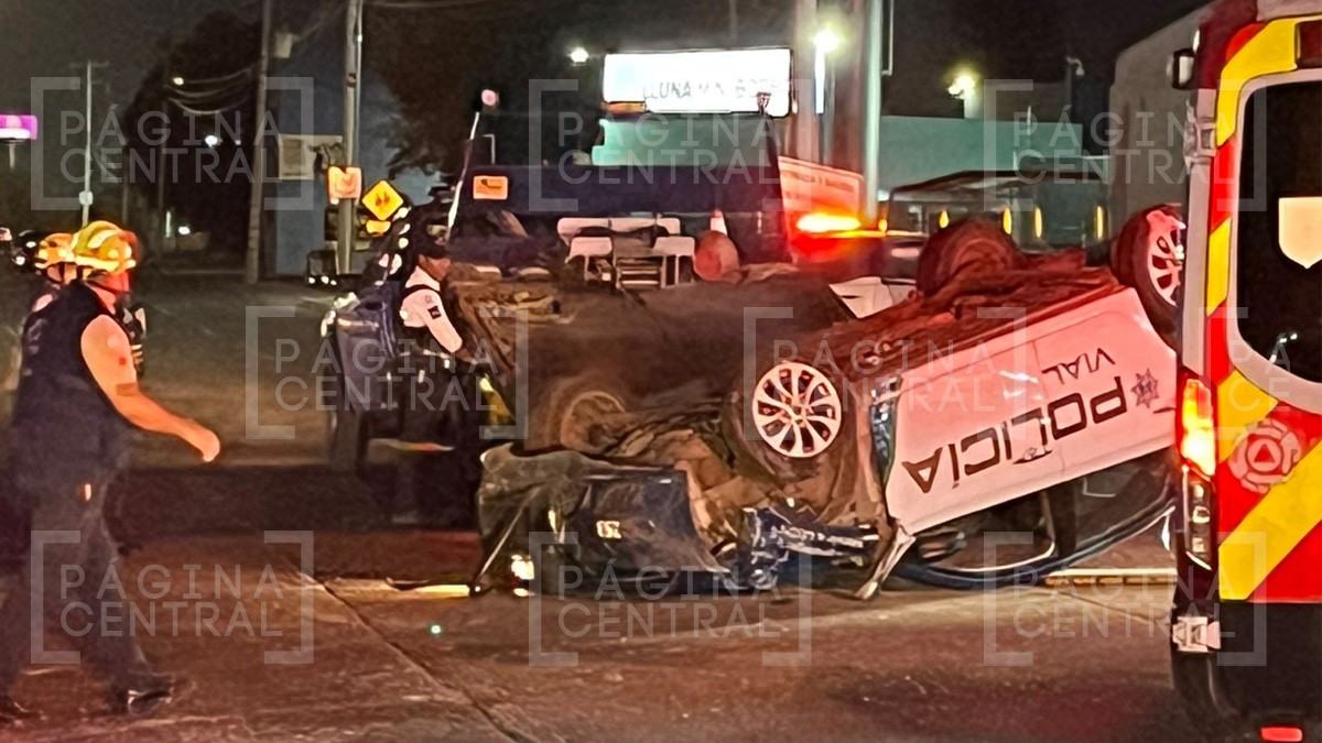 Patrulla iba en persecución en el Libramiento Morelos cuando pierde el control y se vuelca