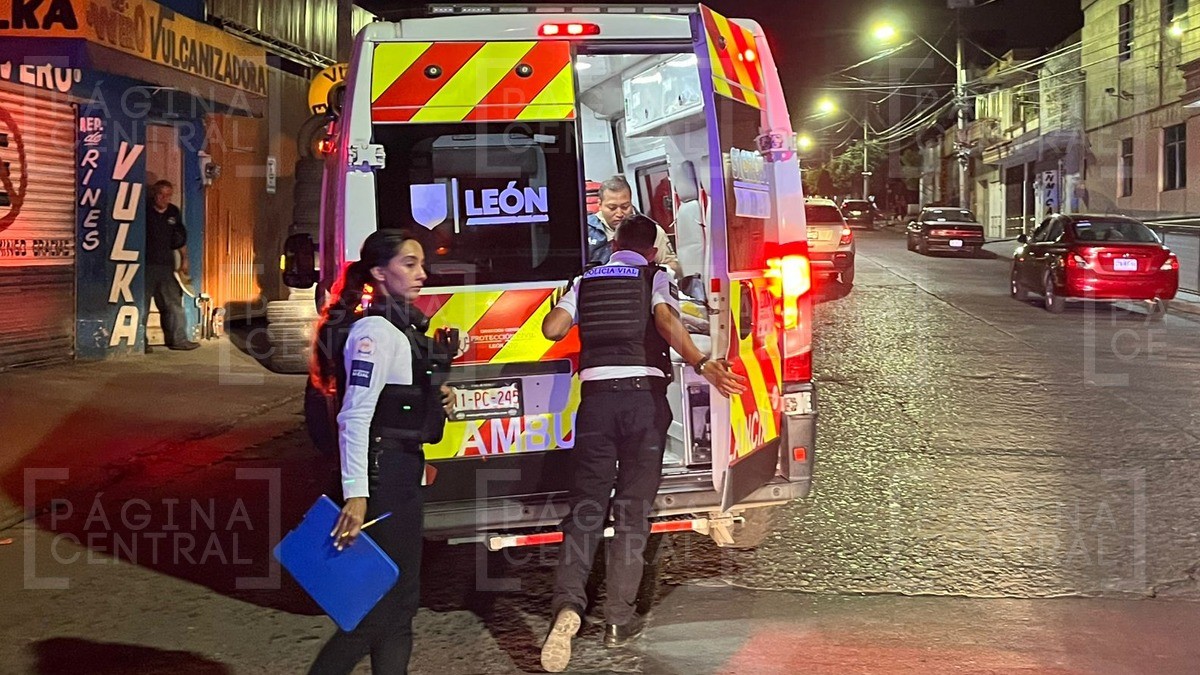 Evade tope y arrolla a un adulto mayor que iba a cruzar la calle en la Obrera, está grave