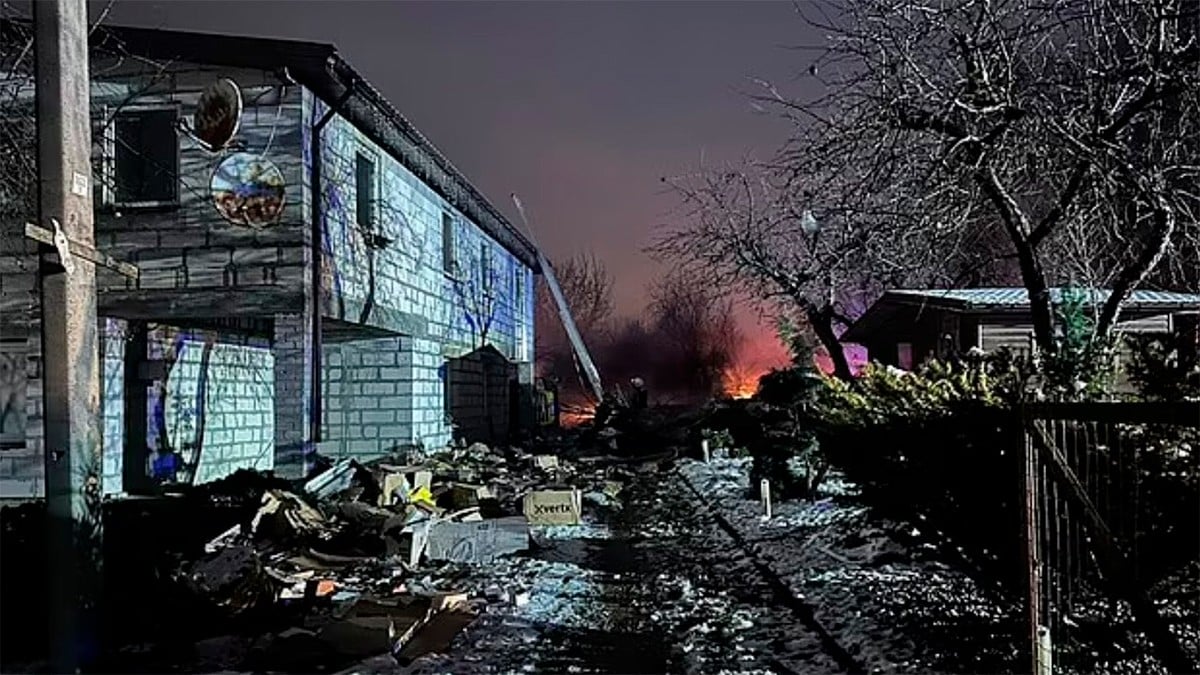 VIDEO Avión se estrella contra una casa; milagrosamente, los residentes sobreviven