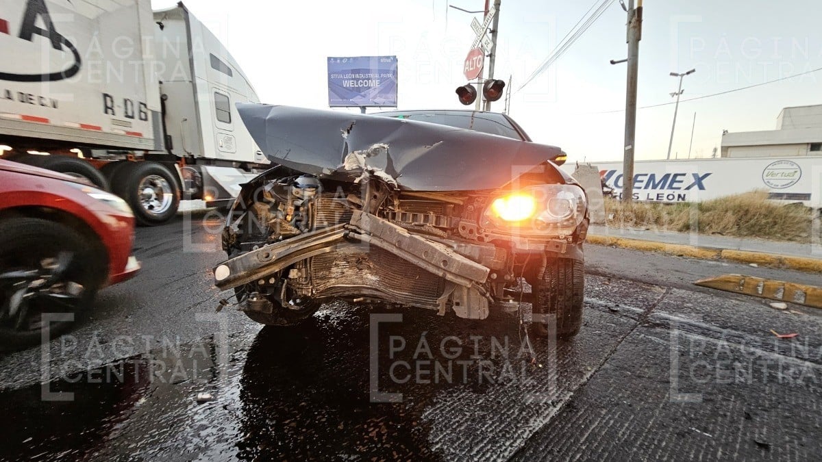 ¡Todo por esquivar una moto! Auto choca con poste frente al Parque Stiva