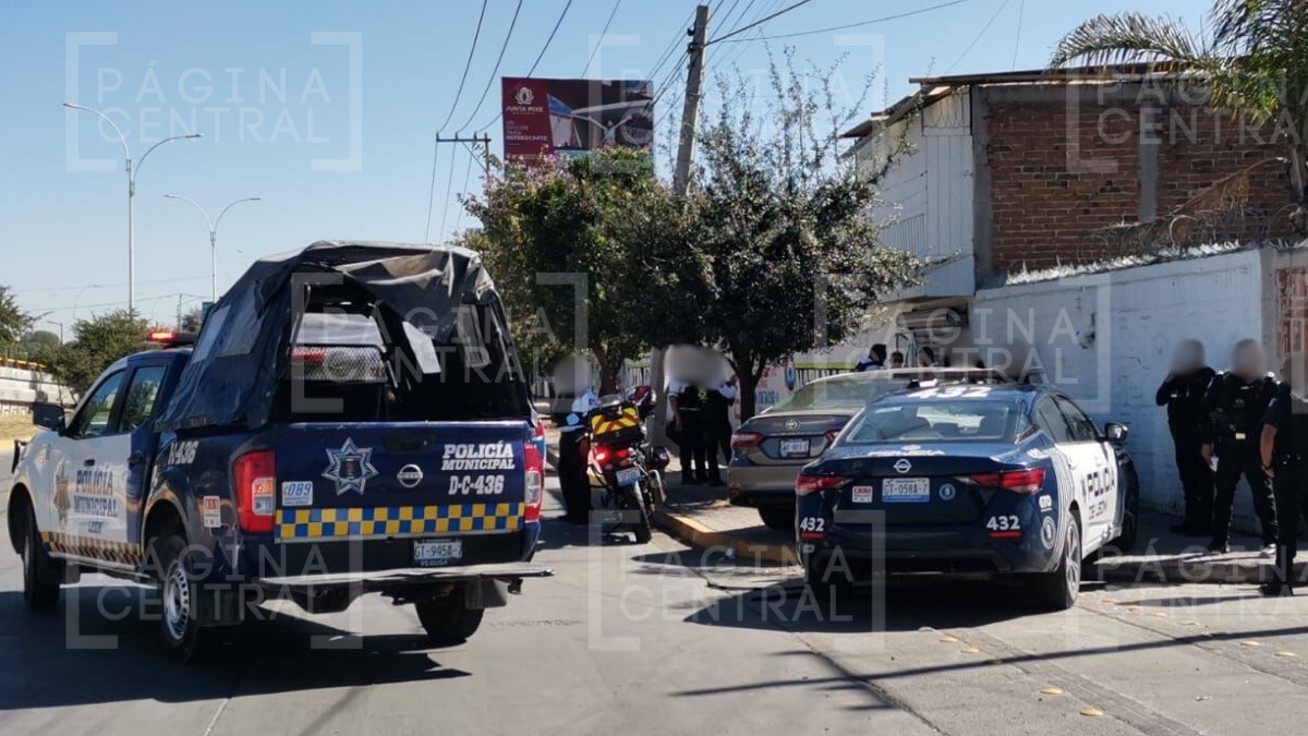 ¡0 y van 3! Patrulla choca auto de mujer que intentaba retornarse en el libramiento