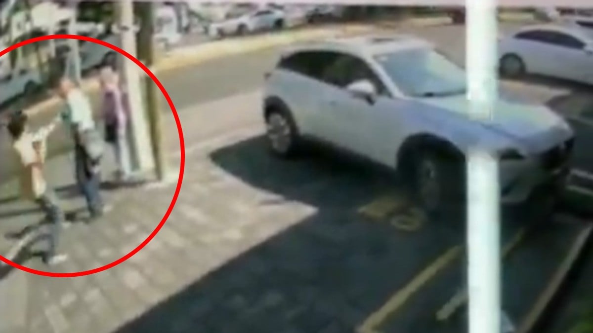 VIDEO Joven choca su auto y desata su furia contra abuelitos que solo esperaban al autobús