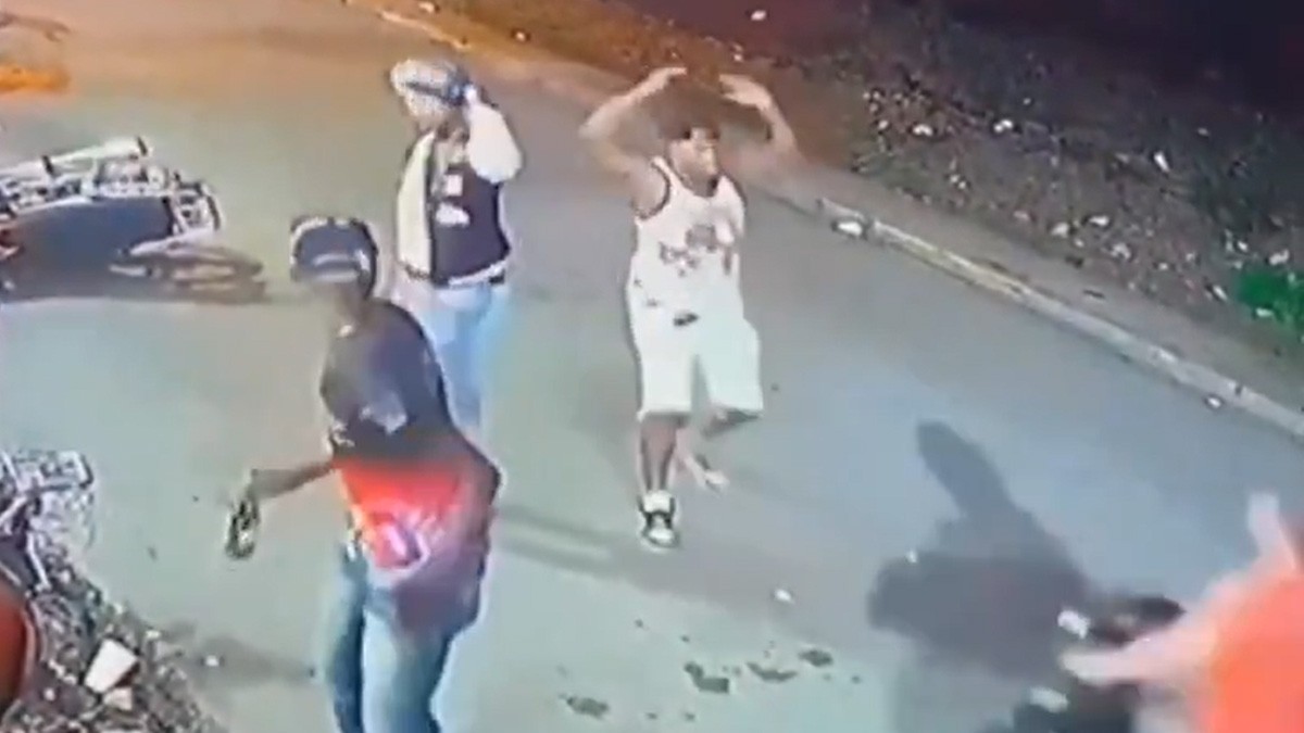 VIDEO Sicario baja de la moto que conducía su cómplice pero lo asesina por error