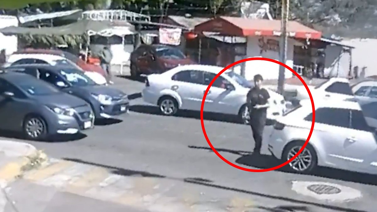 VIDEO ¡Por poquito! Joven cruza por el tráfico y apenas se salva de ser arrollado