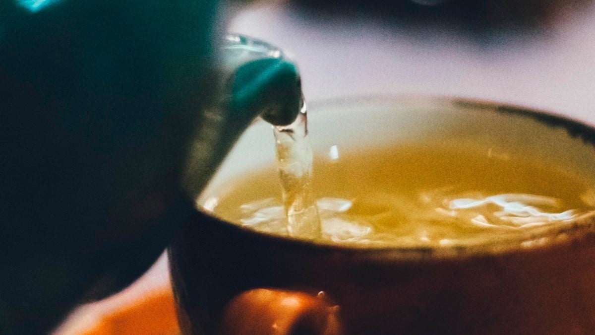 ¿Tienes tos? Este té de hojas puede ayudarte a calmarla