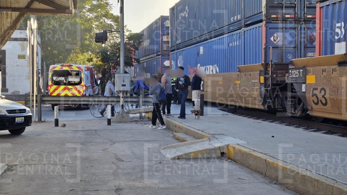 Hombre caminaba cerca de las vías rumbo a su trabajo, lo golpea el tren ¡y sale ileso!