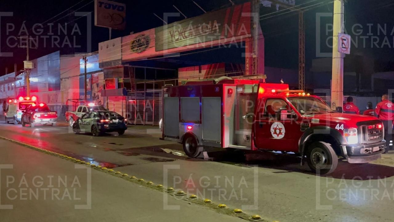 Camioneta se incendia durante la madrugada en un taller de muelles en el bulevar Hidalgo