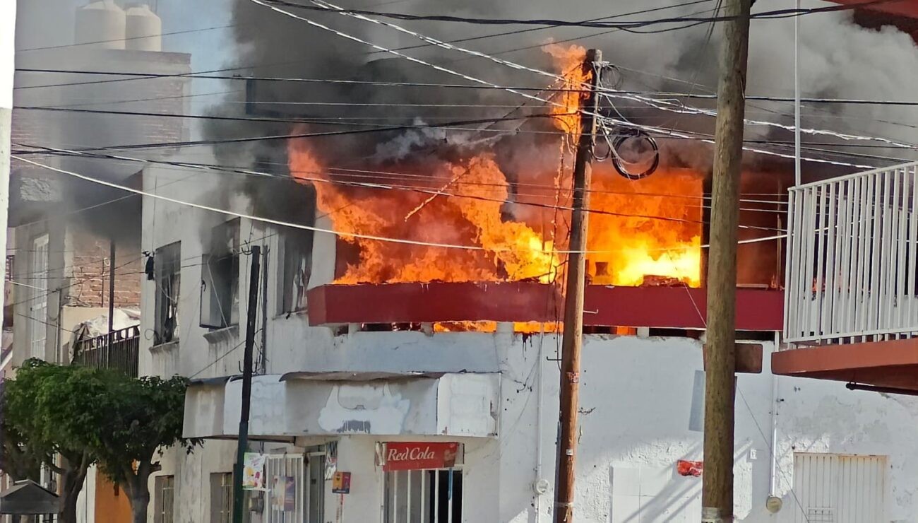 Fuerte incendio consume una tienda de abarrotes en la colonia Obrera