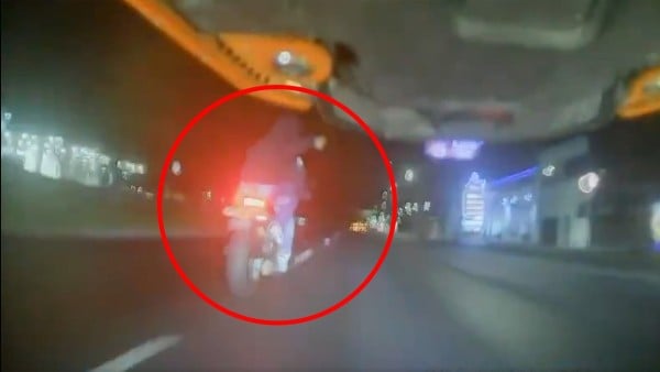 VIDEO Delincuentes persiguen e intentan asaltar a motociclista; él lo grabó todo