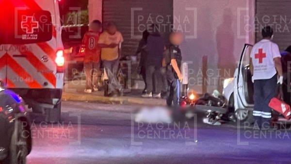 Sicarios persiguen a motociclista y lo balean; carro no alcanza a frenar y choca con moto
