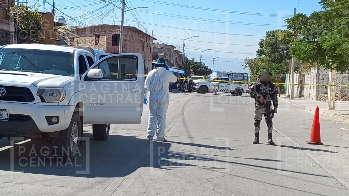 Mujer iba caminando cuando la atacaron a balazos y su cuerpo quedó bocabajo