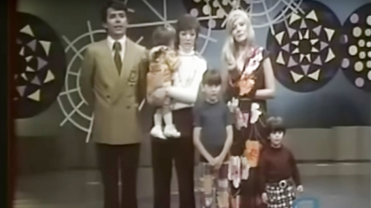 VIDEO ¡De la mano de su familia! Así despidieron Silvia Pinal y Enrique Guzmán su show de TV