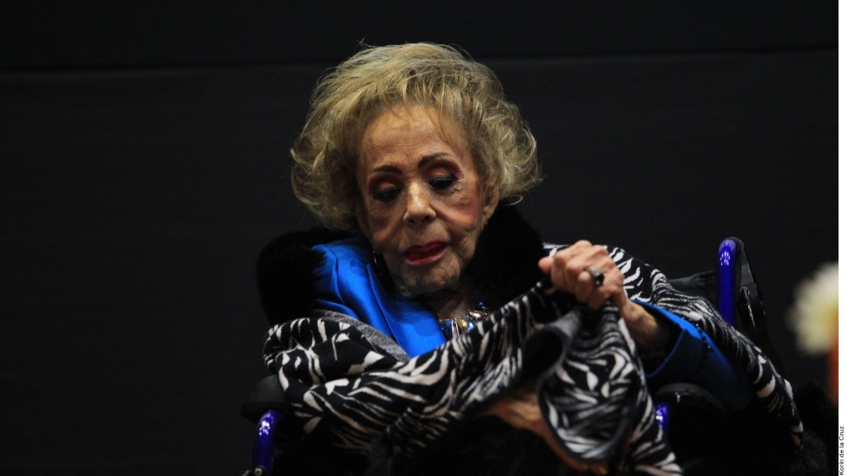 Se reúnen familiares de Silvia Pinal en hospital