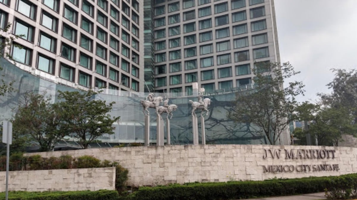 Pareja sale al balcón del hotel para fumar, pero ambos caen y pierden la vida