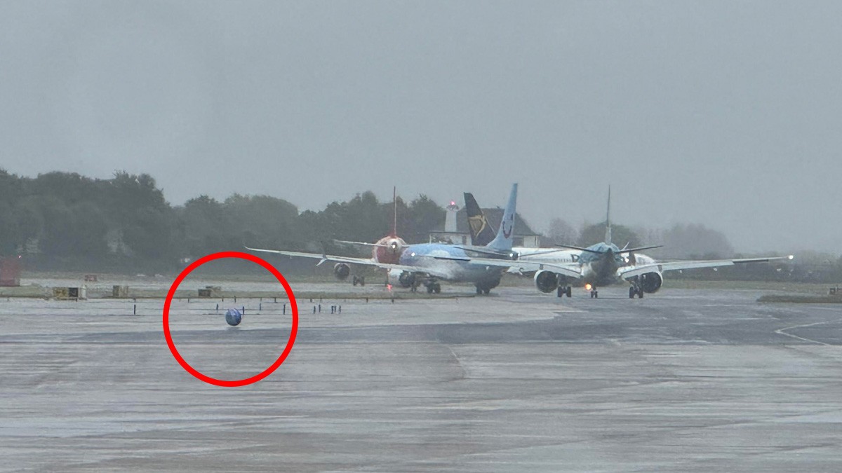 VIDEO ¿Es un OVNI? Captan extraño objeto volador en medio de un aeropuerto