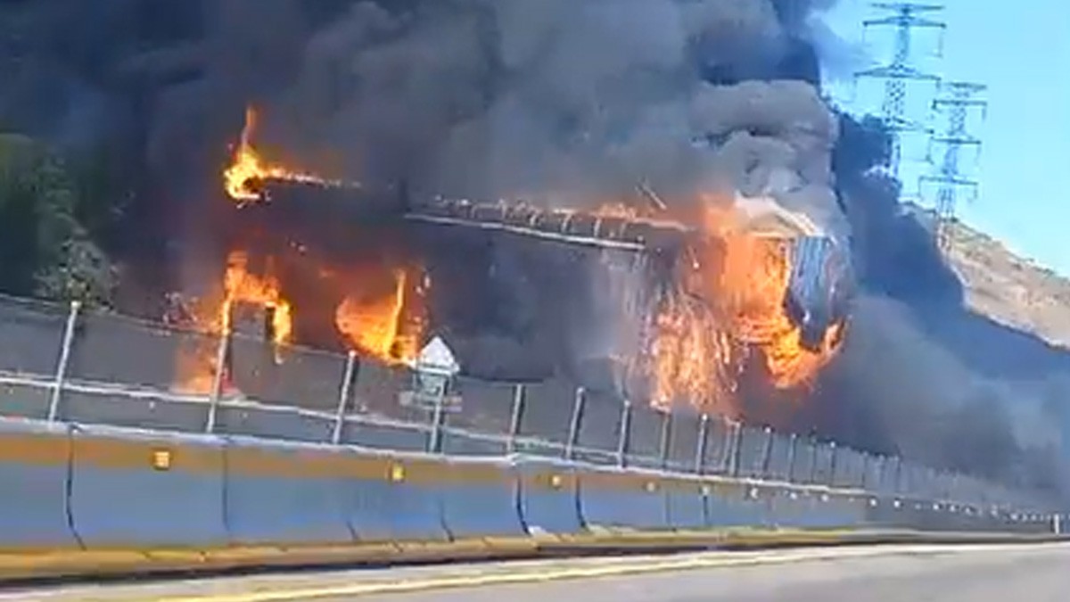 VIDEO Pipa de Pemex choca contra caseta de cobro y explota en plena carretera