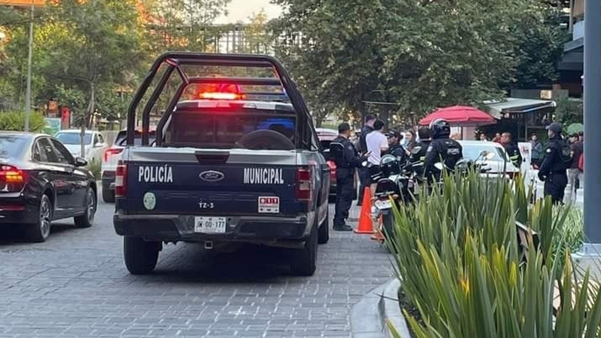 Adolescente estaba desayunando con su mamá cuando lo impacta una bala perdida