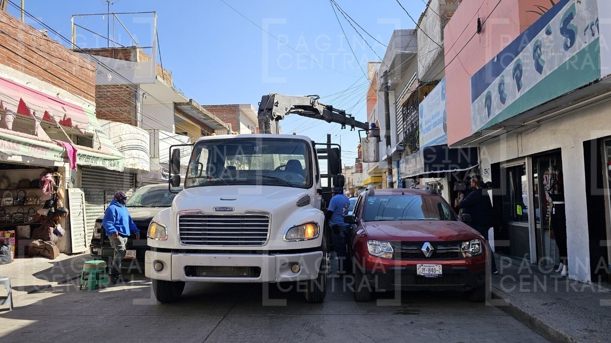 “No dicen nada, llegan y empiezan a arrancar las cámaras”, reclaman comerciantes