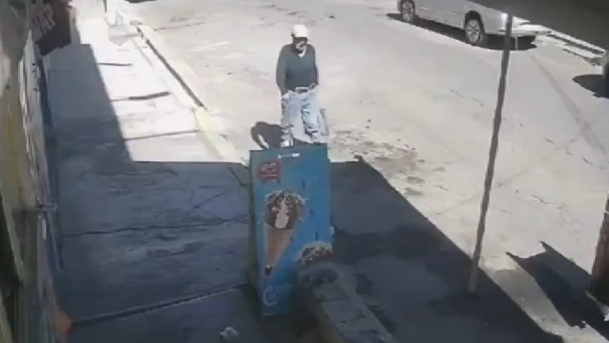 VIDEO Mujer pedía limosna a un adulto mayor, finge una llamada y lo roba