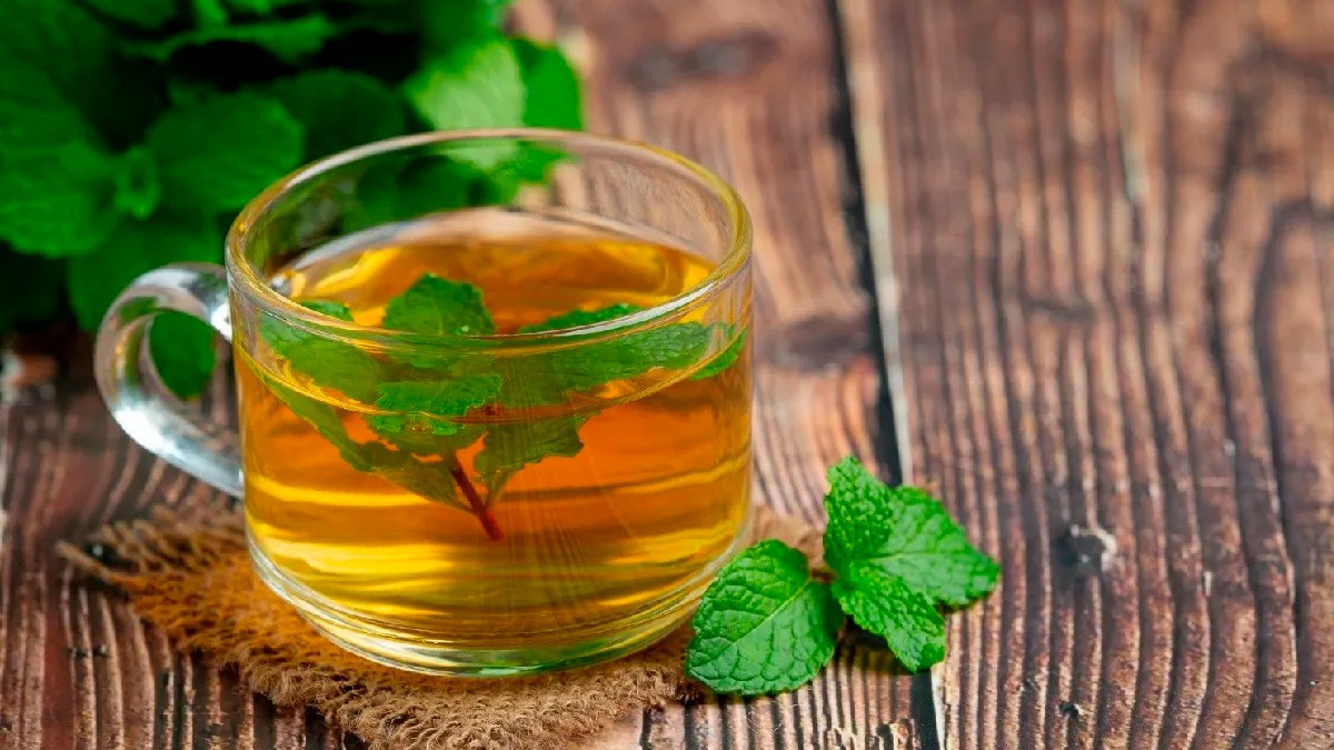 Esta es la hierba perfecta para tu té matutino: alivia dolores y combate el cansancio
