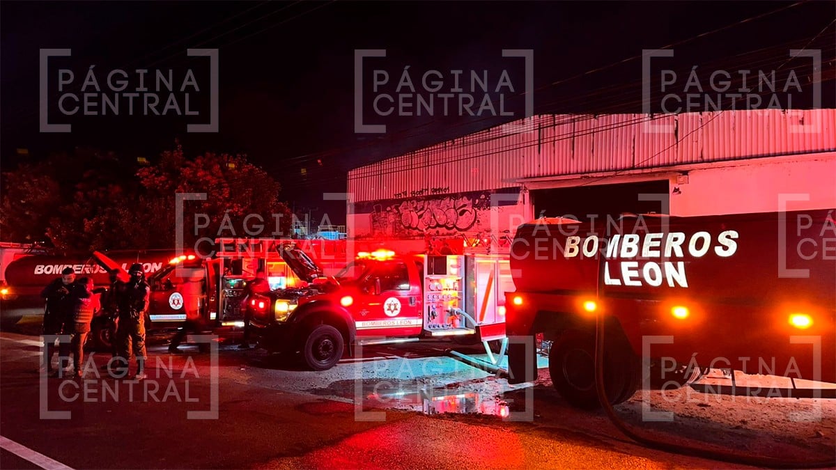 Se incendia bodega que almacenaba productos químicos en la León-Cuerámaro