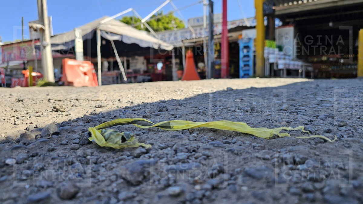 ¡La vida sigue! Comerciantes abren locales horas después de la masacre, retiran cintas
