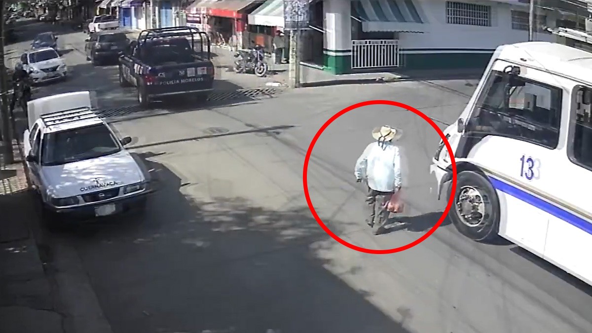 VIDEO Adulto mayor se apresura a tomar el camión, pero este arranca y lo mata