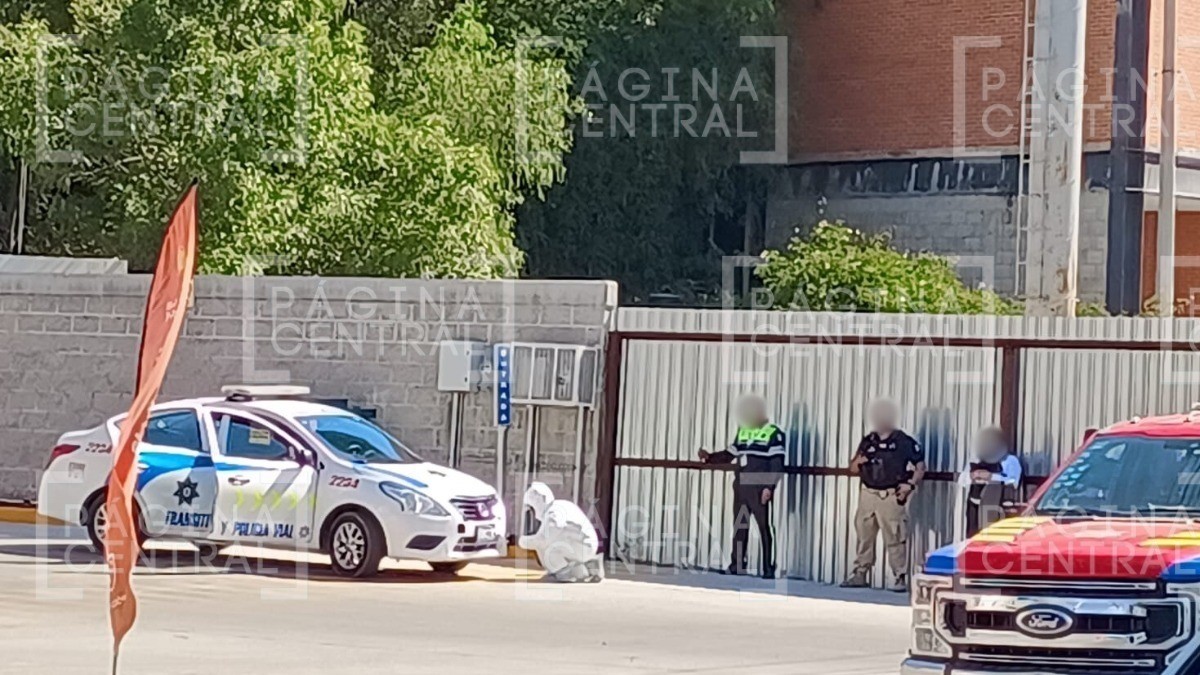 Tránsitos levantan multa a conductor de auto ¡y les responden a balazos!