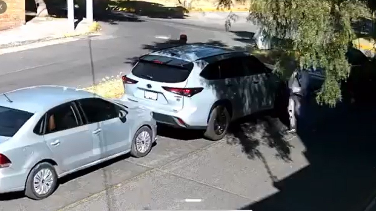 VIDEO Captan cómo operan los ladrones de autos; ahora se enfocan en conductoras mujeres