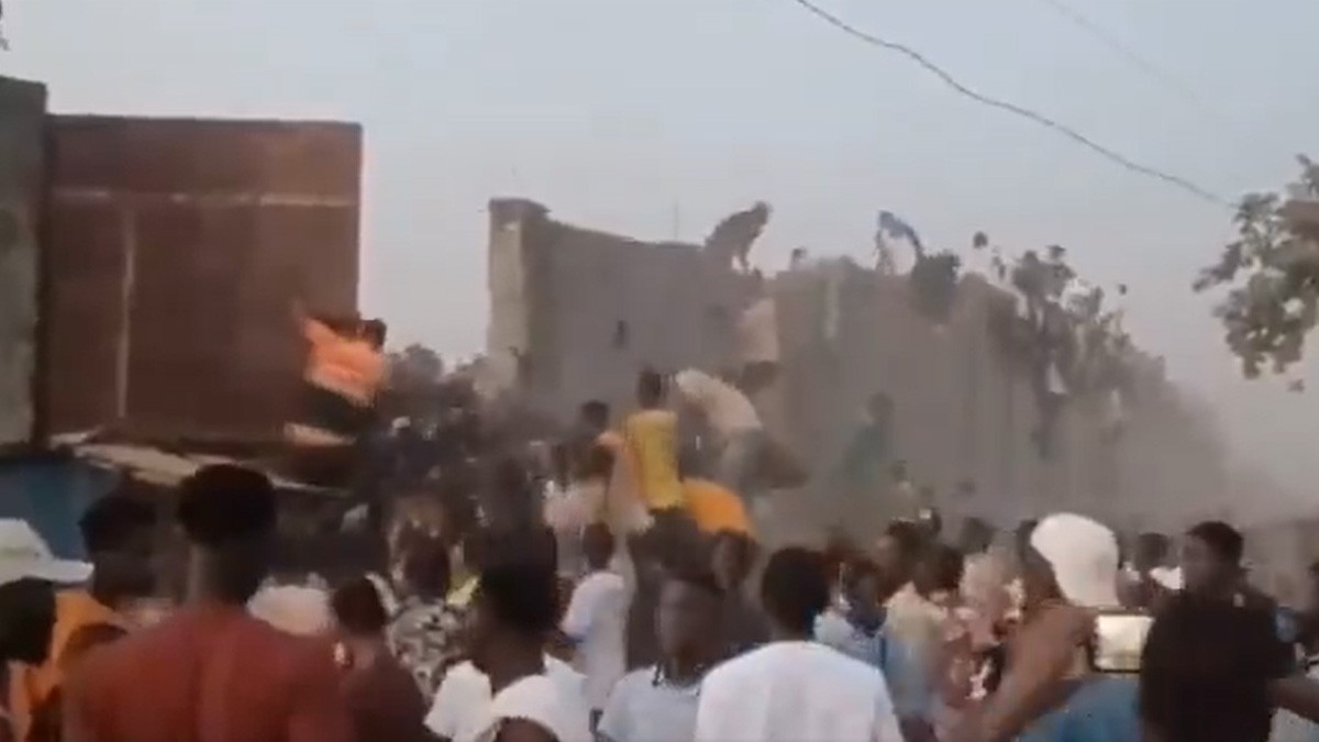 VIDEO Malas decisiones arbitrales provocan invasión de cancha y estampida; hay 56 muertos