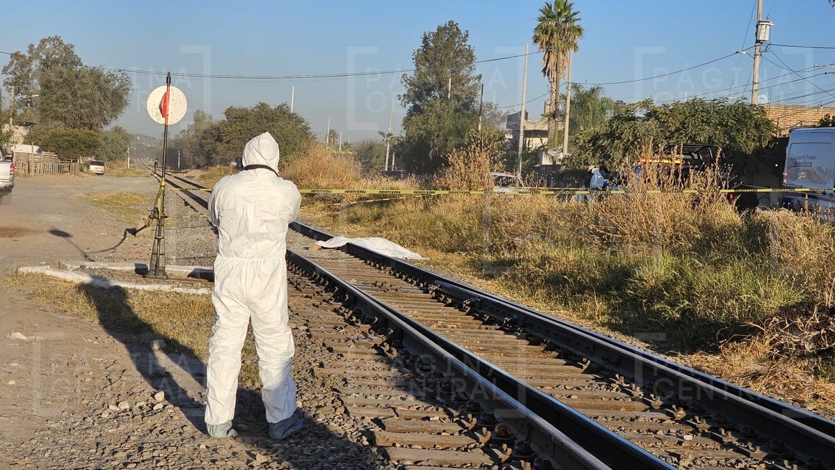 Hombre intenta subir al tren, pero cae a las vías, lo arrolla y parte su cuerpo en dos