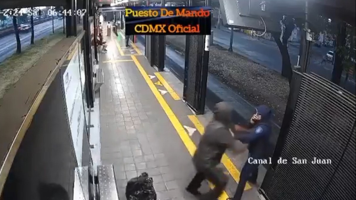 VIDEO ¡Brutal! Captan a hombre que avienta a mujer policía cuando pasaba el Metrobús