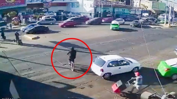 VIDEO Captan momento en que ciclista es embestido por un auto al cruzar una avenida