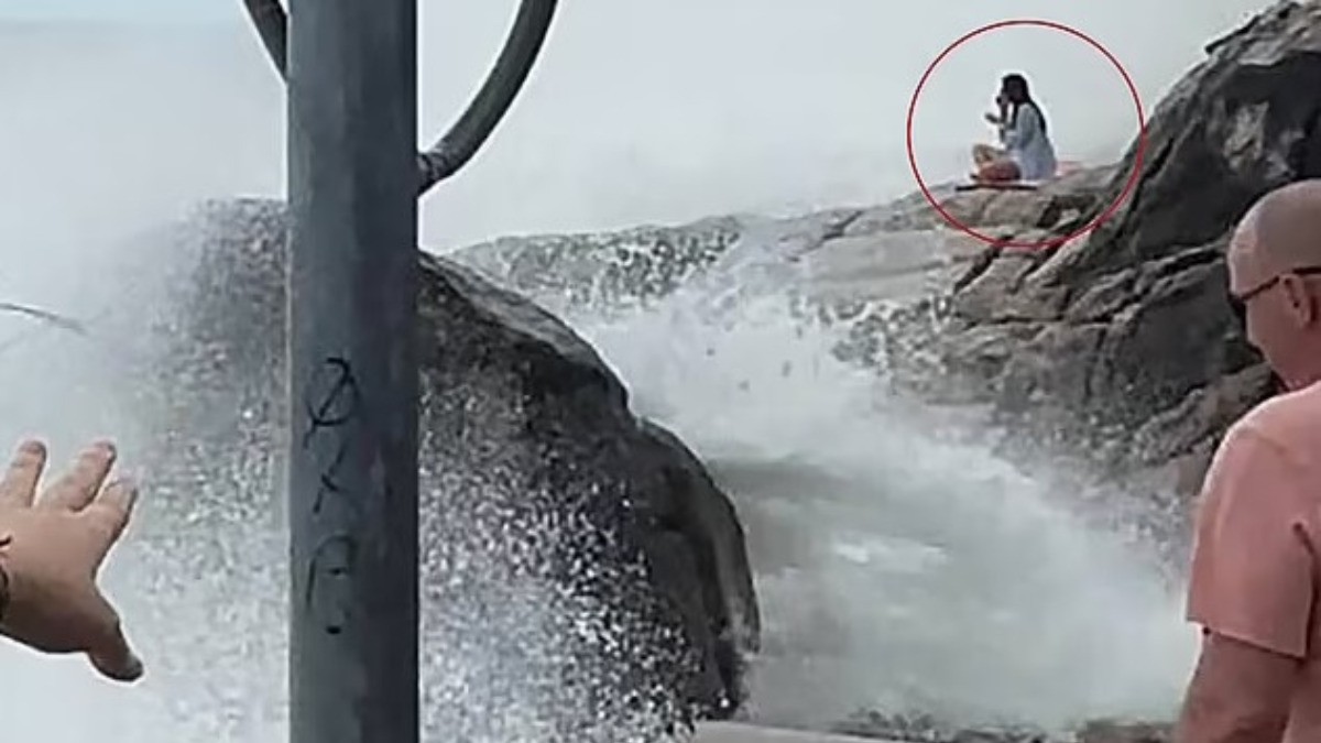 Una modelo hacía yoga sobre una roca en el mar y la arrastra una ola, esto le pasó