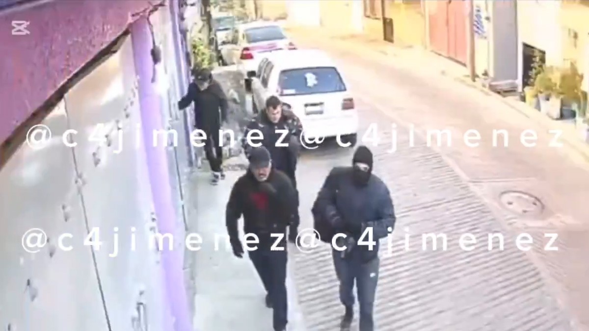 VIDEO Encapuchados se hacen pasar por agentes de la Fiscalía, pero saquean una casa