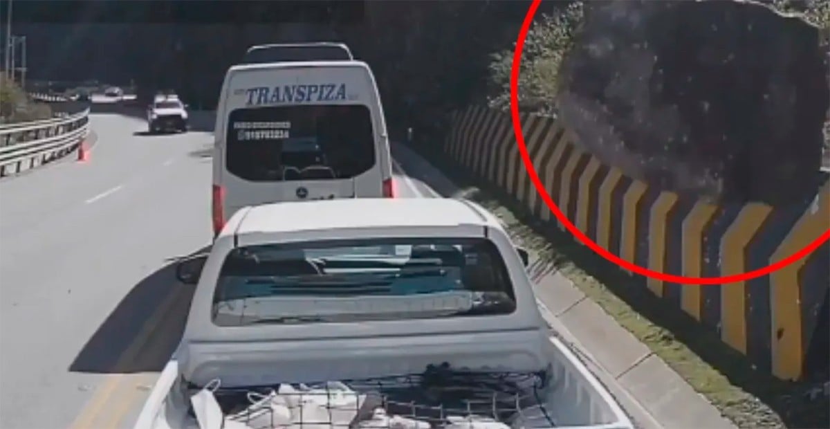 VIDEO Graban el momento en que enorme piedra aplasta una camioneta y causa tres muertes