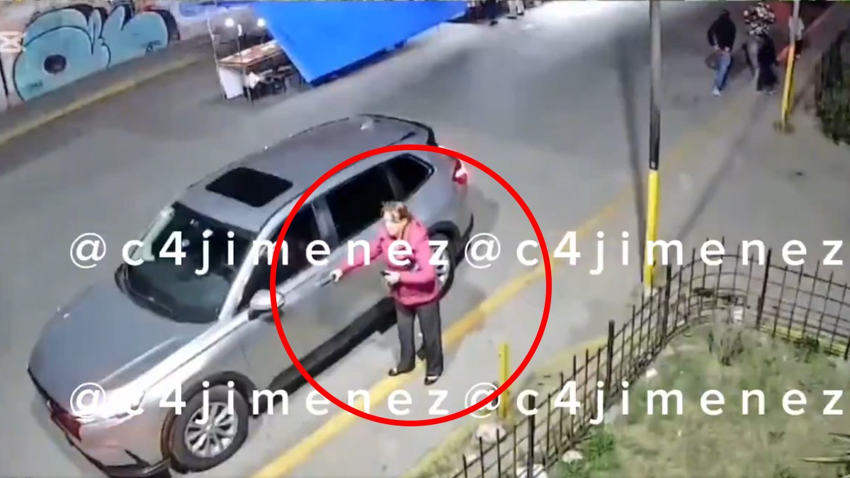 VIDEO '¡Auxilio, auxilio!': pese a sus gritos de ayuda, roban camioneta a una mujer