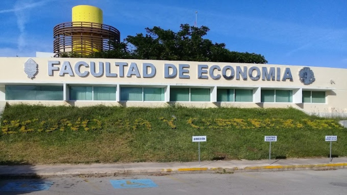 ¡Vestidos y alborotados! Alumnos se quedan sin fiesta de graduación, organizador les roba