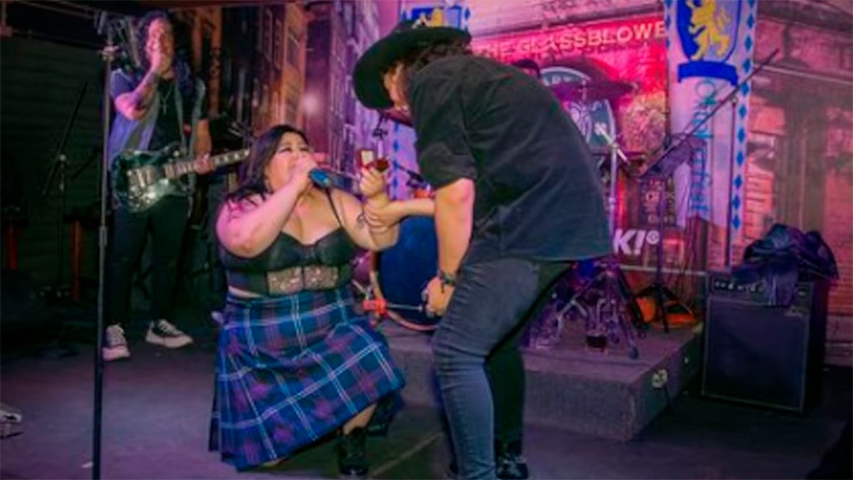 VIDEO Reconocida influencer pide matrimonio a su novio y es criticada en redes sociales