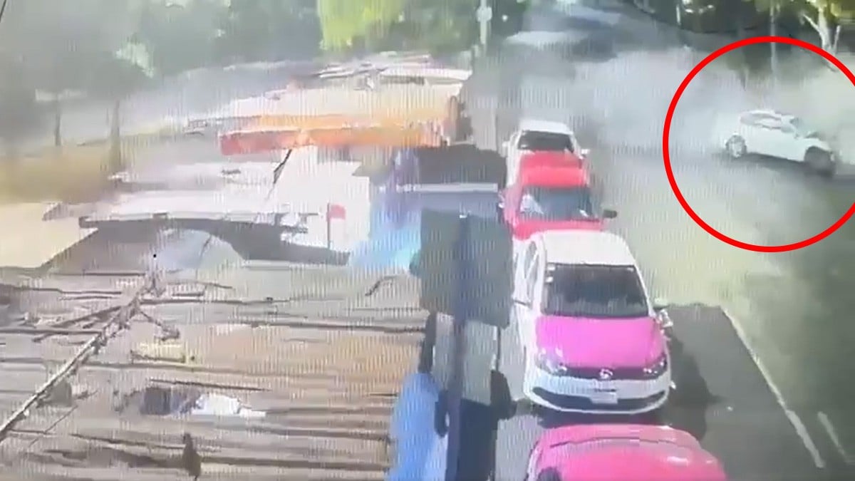 VIDEO Conductor ebrio se va contra parada de autobús llena de gente; hay 4 muertos