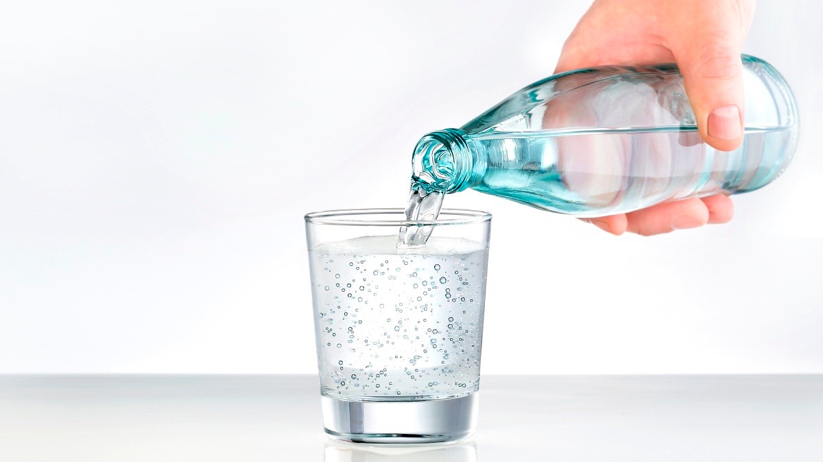 ¿Es cierto que el agua mineral daña los dientes? Esto es lo que debes saber