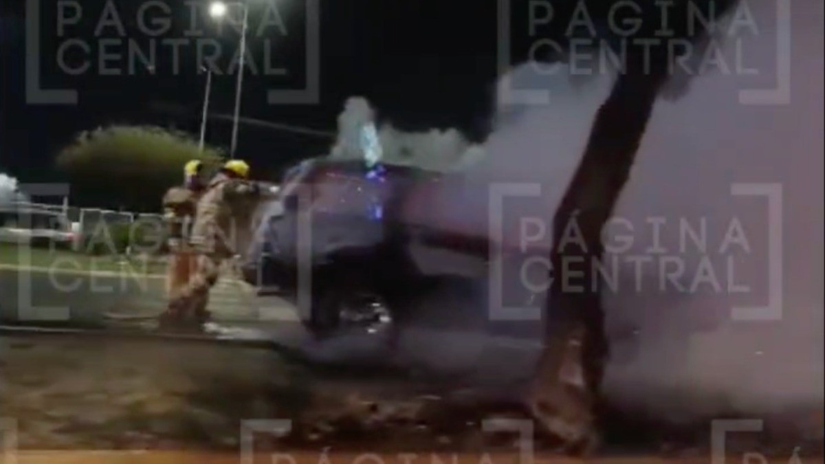 ¡Fuego! Camioneta circulaba por bulevar Aeropuerto y de pronto quedó envuelta en llamas