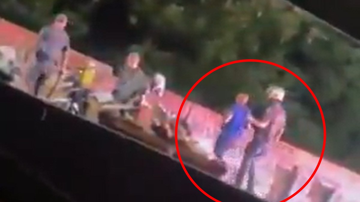 VIDEO Captan el momento en el que un policía arroja a un joven desde un puente