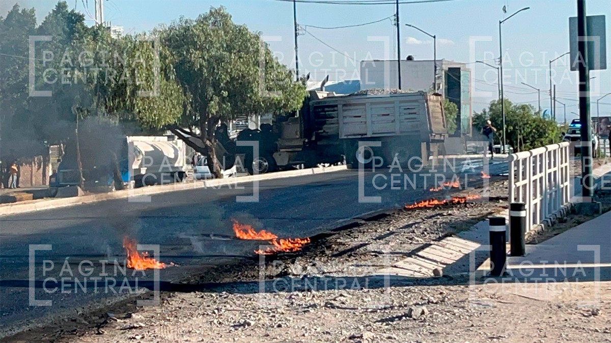 Falla mecánica provoca incendio de tolva cuando circulaba en este bulevar