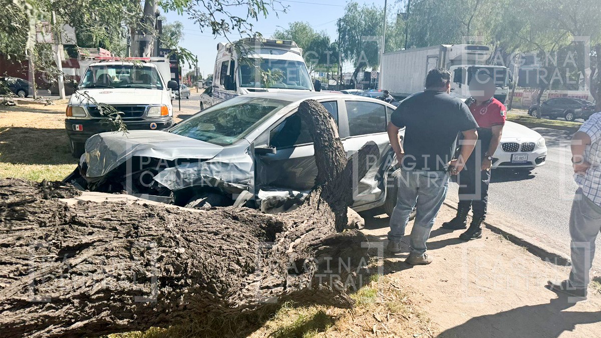 Tráiler no alcanza a frenar y se lleva a tres vehículos en la carretera León-Silao