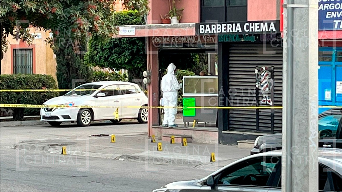 Balean a dos personas mientras comían dentro de un negocio, solo una sobrevivió