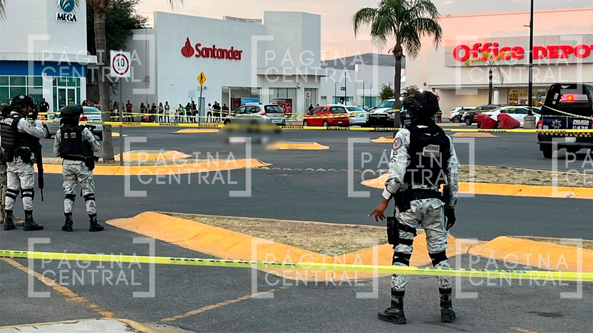 Ejecutan a un hombre en el estacionamiento de este centro comercial y genera pánico