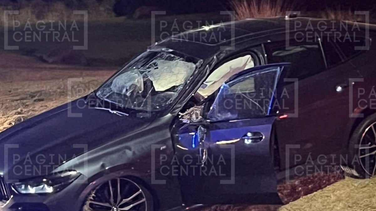 ¡Alcohol y exceso de velocidad! Hombre ebrio pierde el control de su BMW, choca y vuelca